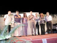 L'organizzatore artistico Pino Galiandro, con gli amministratori comunali, comunica i risultati della giuria