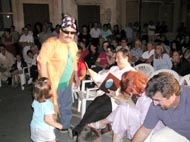 il duo consegna alla giuria una gallina ed una busta con i loro risparmi, confidando in un loro .... 